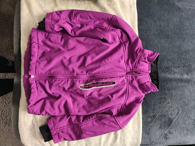 Mädchen Lila Softshell-Jacke mit Kapuze und Reißverschluss Gr. 116