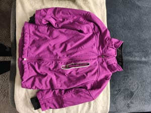 Mädchen Lila Softshell-Jacke mit Kapuze und Reißverschluss Gr. 116