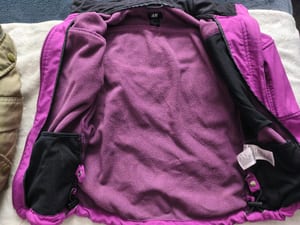 Mädchen Lila Softshell-Jacke mit Kapuze und Reißverschluss Gr. 116 — Bild 5 von 5 anzeigen