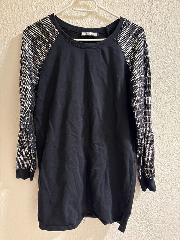 Damen Schwarzes Sweatkleid mit silbernen Pailletten-Ärmeln – Größe S