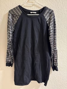 Damen Schwarzes Sweatkleid mit silbernen Pailletten-Ärmeln – Größe S — Bild 1 von 2 anzeigen