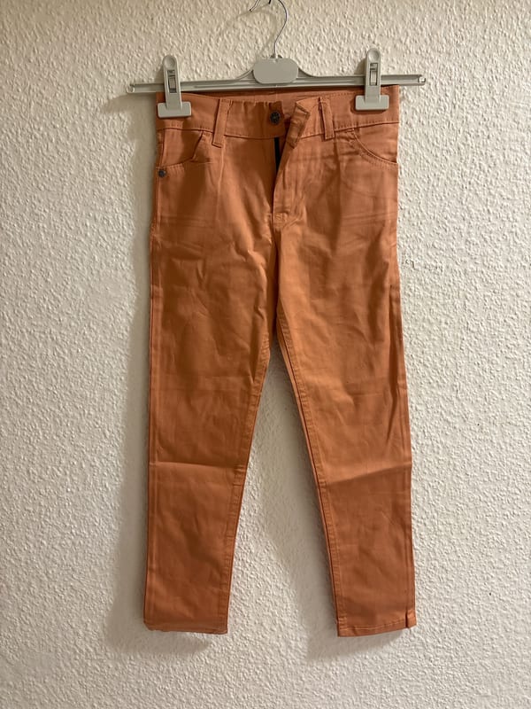 Kinderhose in Orange – Schmale Form mit Gürtelschlaufen – Größe 128
