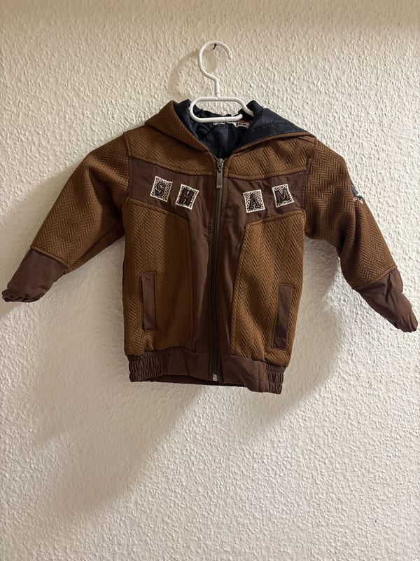 Braune Kinderjacke mit Kapuze und Reißverschluss – Größe 110