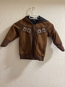 Braune Kinderjacke mit Kapuze und Reißverschluss – Größe 110
