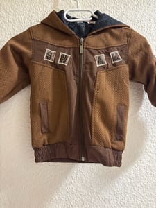 Braune Kinderjacke mit Kapuze und Reißverschluss – Größe 110 — Bild 2 von 3 anzeigen
