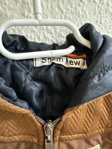 Braune Kinderjacke mit Kapuze und Reißverschluss – Größe 110 — Bild 3 von 3 anzeigen