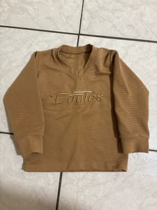 Jungen Langarmshirt mit V-Ausschnitt und Eagles-Stickerei – Größe 104 – Camel-Braun