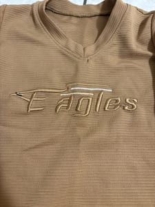 Jungen Langarmshirt mit V-Ausschnitt und Eagles-Stickerei – Größe 104 – Camel-Braun — Bild 2 von 2 anzeigen