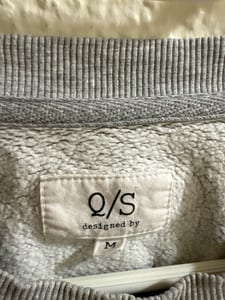 Herren Grauer Sweatshirt-Pullover mit goldenem Logo-Print – Größe M — Bild 2 von 4 anzeigen