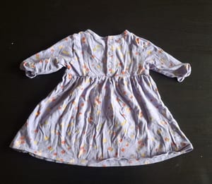 Baby-Langarmkleid mit Blumenmuster (Gr. 74/80) – Lila — Bild 2 von 2 anzeigen