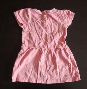 Mädchen Rosa Sommerkleid mit Blüten & "moment"-Schriftzug Gr.80 — Bild 2 von 2 anzeigen