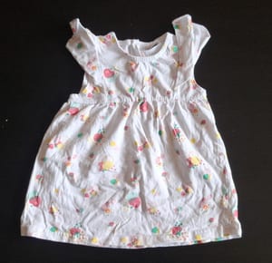 Mädchen Sommerkleid mit Erdbeer-Muster Gr.80 – Weiß/Bunt