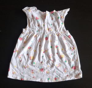 Mädchen Sommerkleid mit Erdbeer-Muster Gr.80 – Weiß/Bunt — Bild 2 von 2 anzeigen