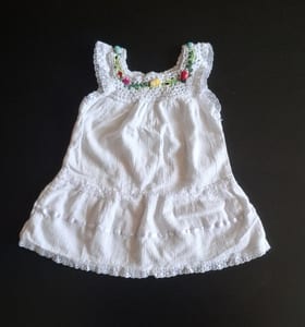 Mädchen Traumhaftes Sommerkleid aus Mallorca Gr. 74/80 – Weiß/Bunt — Bild 2 von 2 anzeigen
