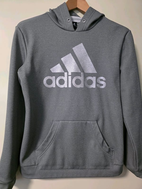 Adidas Damen Hoodie mit Glitzerlogo – Größe S – Grau