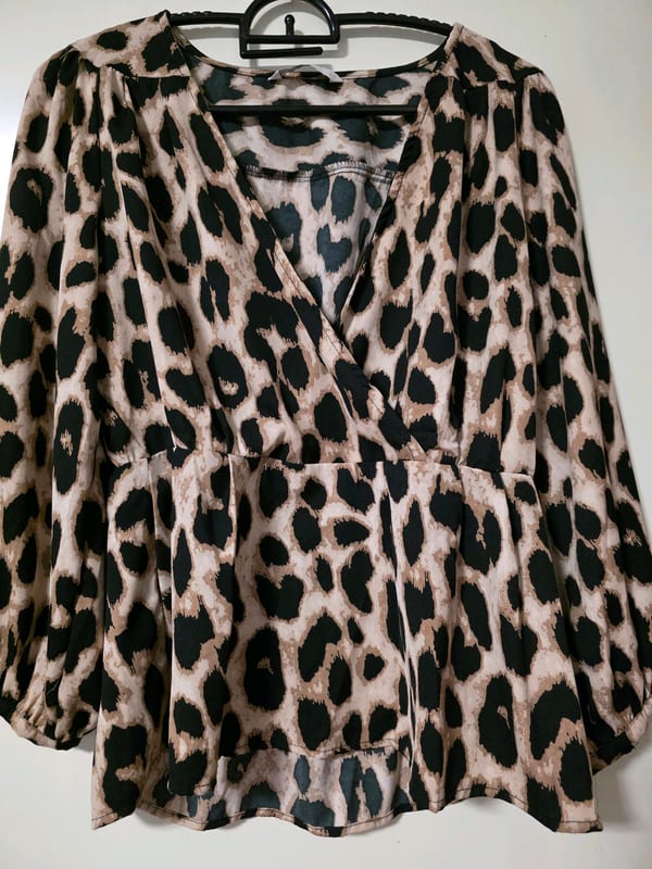 Damen Bluse mit Leopardenmuster, langen Ärmeln und V-Ausschnitt – Größe S – Beige/Schwarz