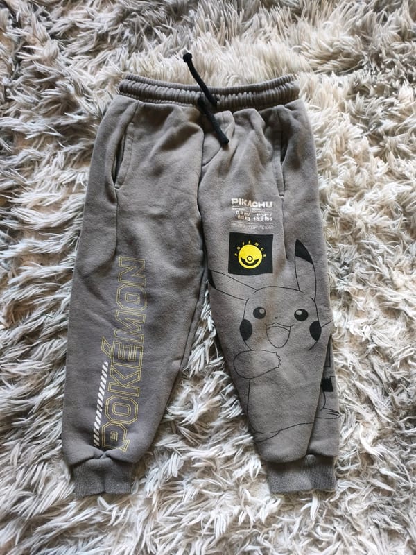 Jungen Pokemon Hose Gr. 104 auch wenn 110 drin steht – Grau