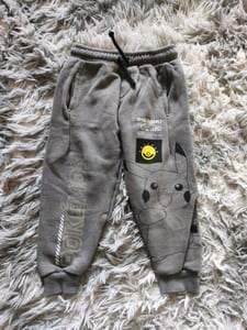 Jungen Pokemon Hose Gr. 104 auch wenn 110 drin steht – Grau — Bild 1 von 2 anzeigen
