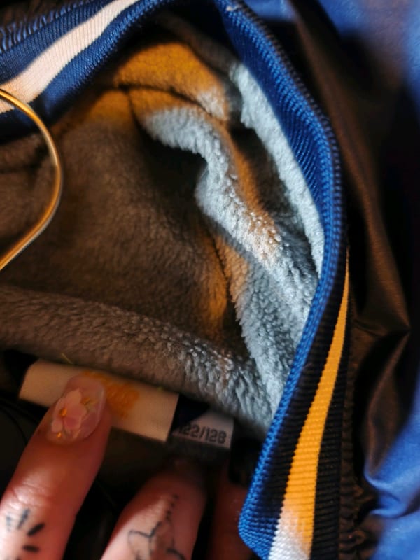 Blaue Jungen-Jacke mit Kapuze und Streifenbündchen Gr. 122/128 – Bild 2 von 4