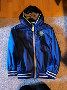 Blaue Jungen-Jacke mit Kapuze und Streifenbündchen Gr. 122/128