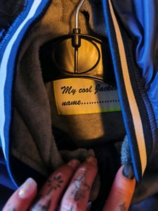 Blaue Jungen-Jacke mit Kapuze und Streifenbündchen Gr. 122/128 — Bild 3 von 4 anzeigen
