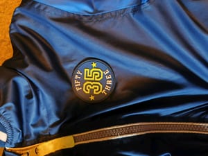 Blaue Jungen-Jacke mit Kapuze und Streifenbündchen Gr. 122/128 — Bild 4 von 4 anzeigen