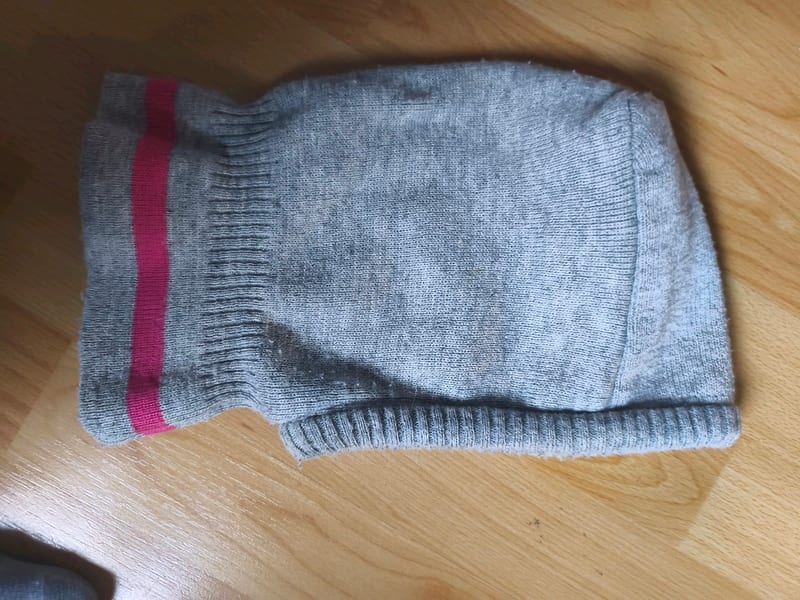 Mädchen Graue Strickmütze mit Motiv und pinkfarbenem Streifen – Bild 2 von 3