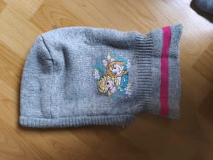 Mädchen Graue Strickmütze mit Motiv und pinkfarbenem Streifen — Bild 1 von 3 anzeigen