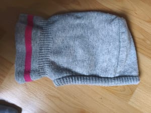 Mädchen Graue Strickmütze mit Motiv und pinkfarbenem Streifen — Bild 2 von 3 anzeigen