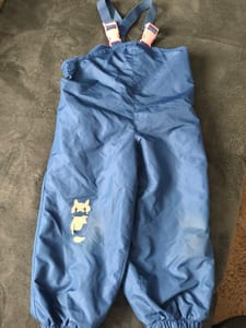 Blaue Kinder-Regenhose mit Trägern und Fuchs-Motiv – Größe 98