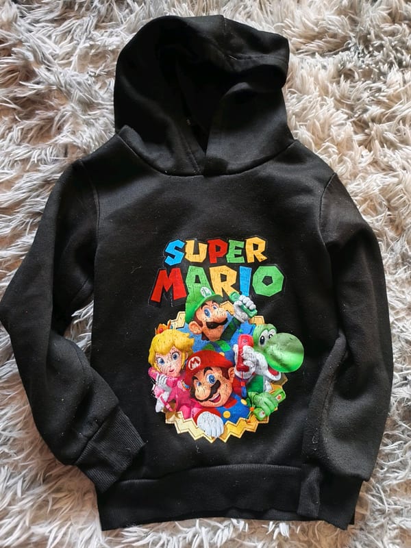 Jungen Kapuzenpullover schwarz mit Super-Mario-Motiv – Größe 104