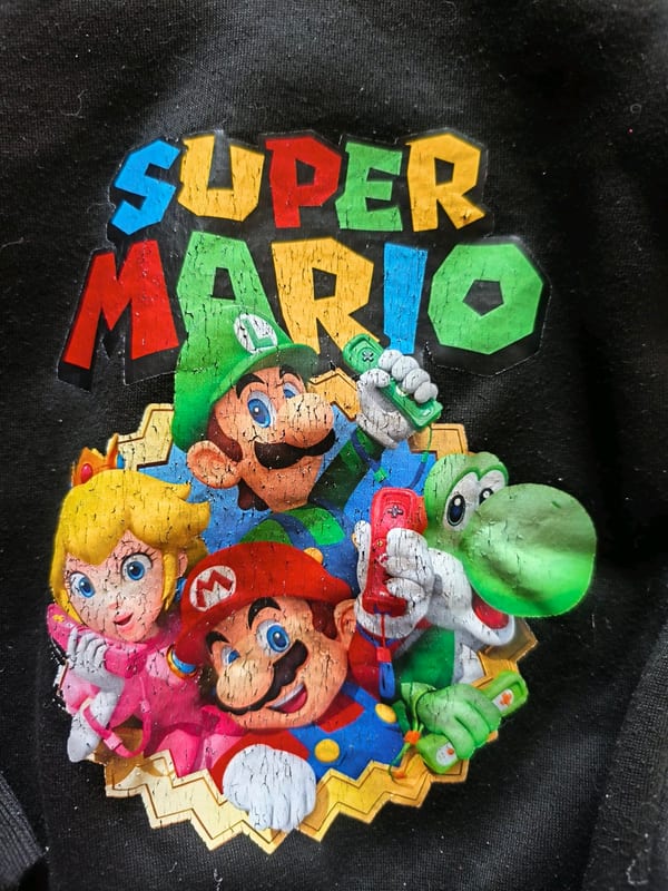 Jungen Kapuzenpullover schwarz mit Super-Mario-Motiv – Größe 104 – Bild 2 von 3