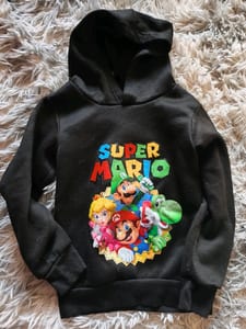 Jungen Kapuzenpullover schwarz mit Super-Mario-Motiv – Größe 104 — Bild 1 von 3 anzeigen