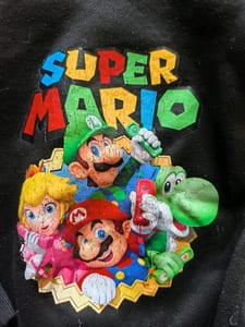 Jungen Kapuzenpullover schwarz mit Super-Mario-Motiv – Größe 104 — Bild 2 von 3 anzeigen