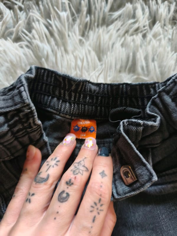 Graue Kinderjeans mit Bikerdetails und Elastikbund – Größe 104 – Bild 2 von 2