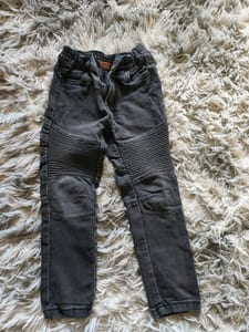 Graue Kinderjeans mit Bikerdetails und Elastikbund – Größe 104 — Bild 1 von 2 anzeigen