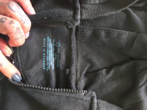 Schwarzer Kapuzensweatjacke mit Reißverschluss – Kinder – Größe 140 — Bild 2 von 2 anzeigen