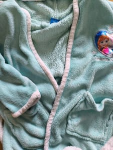 Kinder-Bademantel mit Kapuze, Eiskönigin-Motiv – Kinderkleidung – Größe 104 – Türkis — Bild 2 von 4 anzeigen