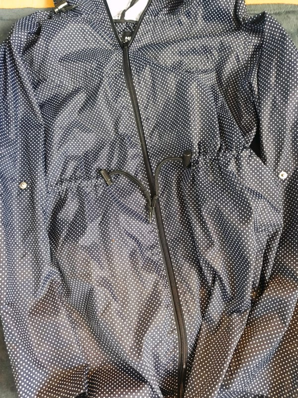 Damen Dunkelblaue Regenjacke mit Punktmuster – Größe S/M – Bild 2 von 4