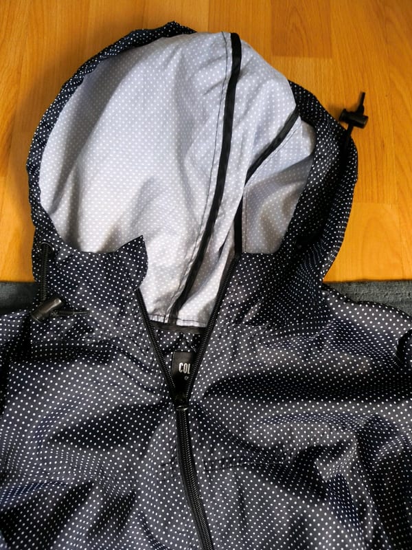 Damen Dunkelblaue Regenjacke mit Punktmuster – Größe S/M – Bild 3 von 4