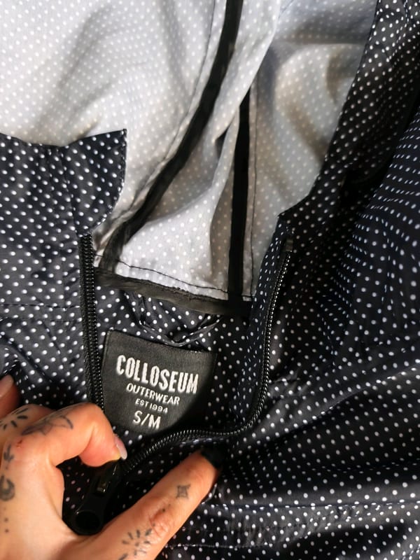 Damen Dunkelblaue Regenjacke mit Punktmuster – Größe S/M – Bild 4 von 4