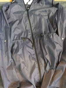 Damen Dunkelblaue Regenjacke mit Punktmuster – Größe S/M — Bild 2 von 4 anzeigen