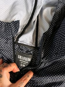 Damen Dunkelblaue Regenjacke mit Punktmuster – Größe S/M — Bild 4 von 4 anzeigen