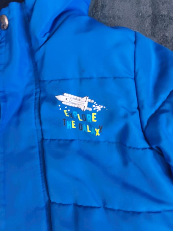 Jungen Gefütterte Winterjacke mit Kapuze in Blau – Weltraum-Motiv – Größe 116 – Bild 2 von 8