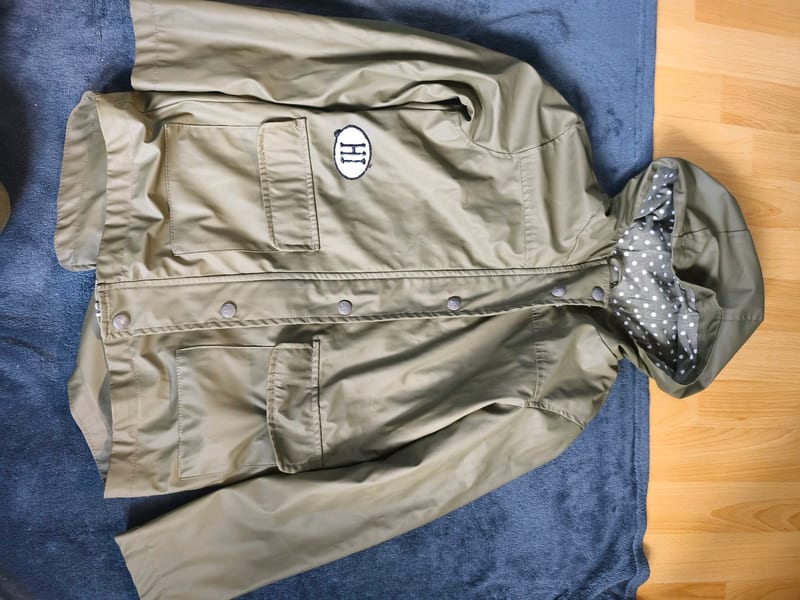 Mädchen Khakifarbene Regenjacke mit Kapuze und Knopfleiste – Größe 140 – Grün