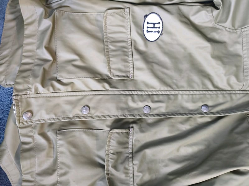 Mädchen Khakifarbene Regenjacke mit Kapuze und Knopfleiste – Größe 140 – Grün – Bild 2 von 6