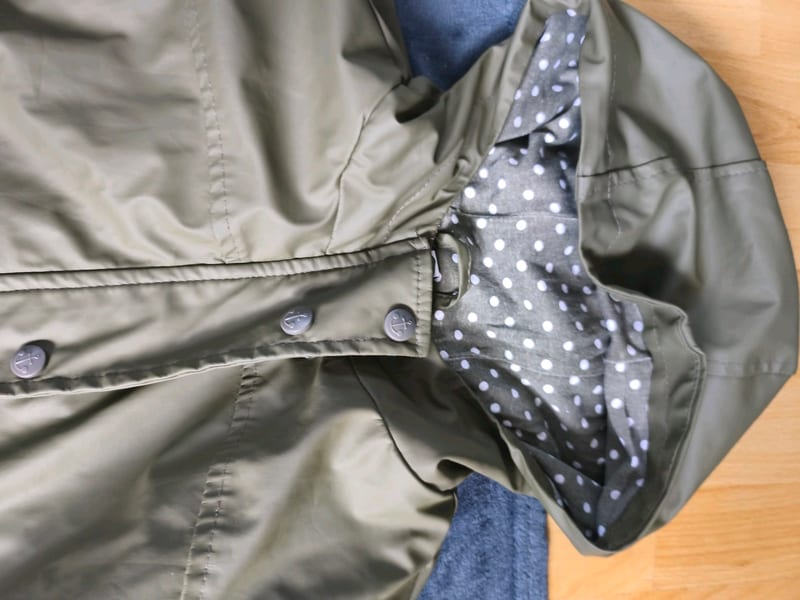 Mädchen Khakifarbene Regenjacke mit Kapuze und Knopfleiste – Größe 140 – Grün – Bild 4 von 6