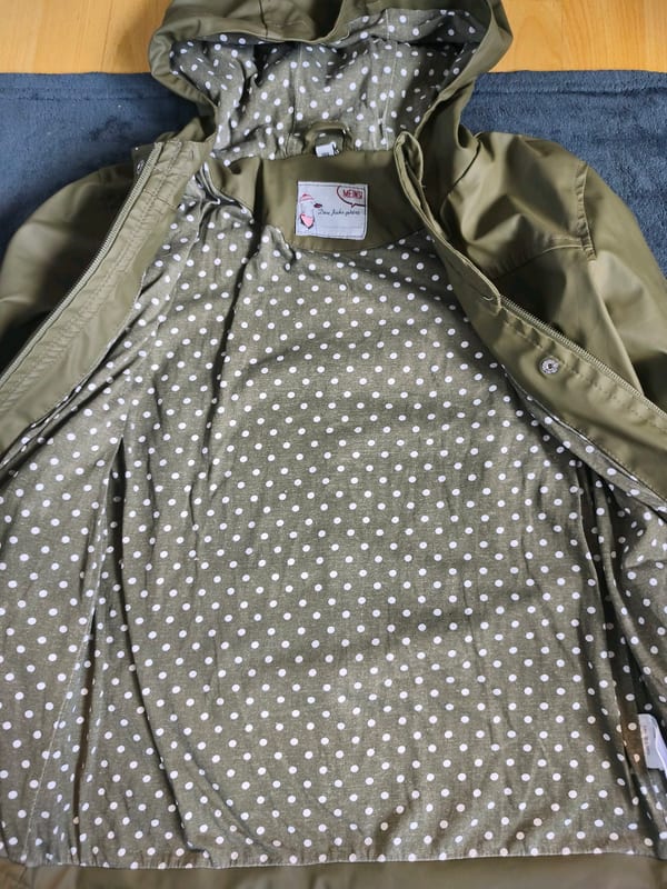 Mädchen Khakifarbene Regenjacke mit Kapuze und Knopfleiste – Größe 140 – Grün – Bild 5 von 6