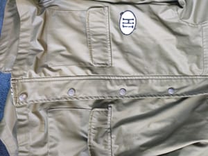 Mädchen Khakifarbene Regenjacke mit Kapuze und Knopfleiste – Größe 140 – Grün — Bild 2 von 6 anzeigen