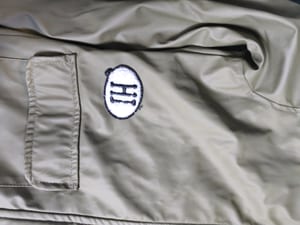 Mädchen Khakifarbene Regenjacke mit Kapuze und Knopfleiste – Größe 140 – Grün — Bild 3 von 6 anzeigen